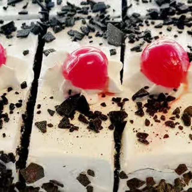 Black Forest Cake (Eggless Pastry).